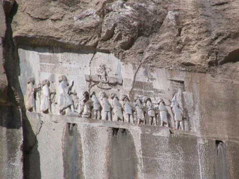 کتیبه بیستون که در آن داریوش بزرگ اقداماتش را شرح داده است کتیبه بیستون که در آن داریوش بزرگ اقداماتش را شرح داده است